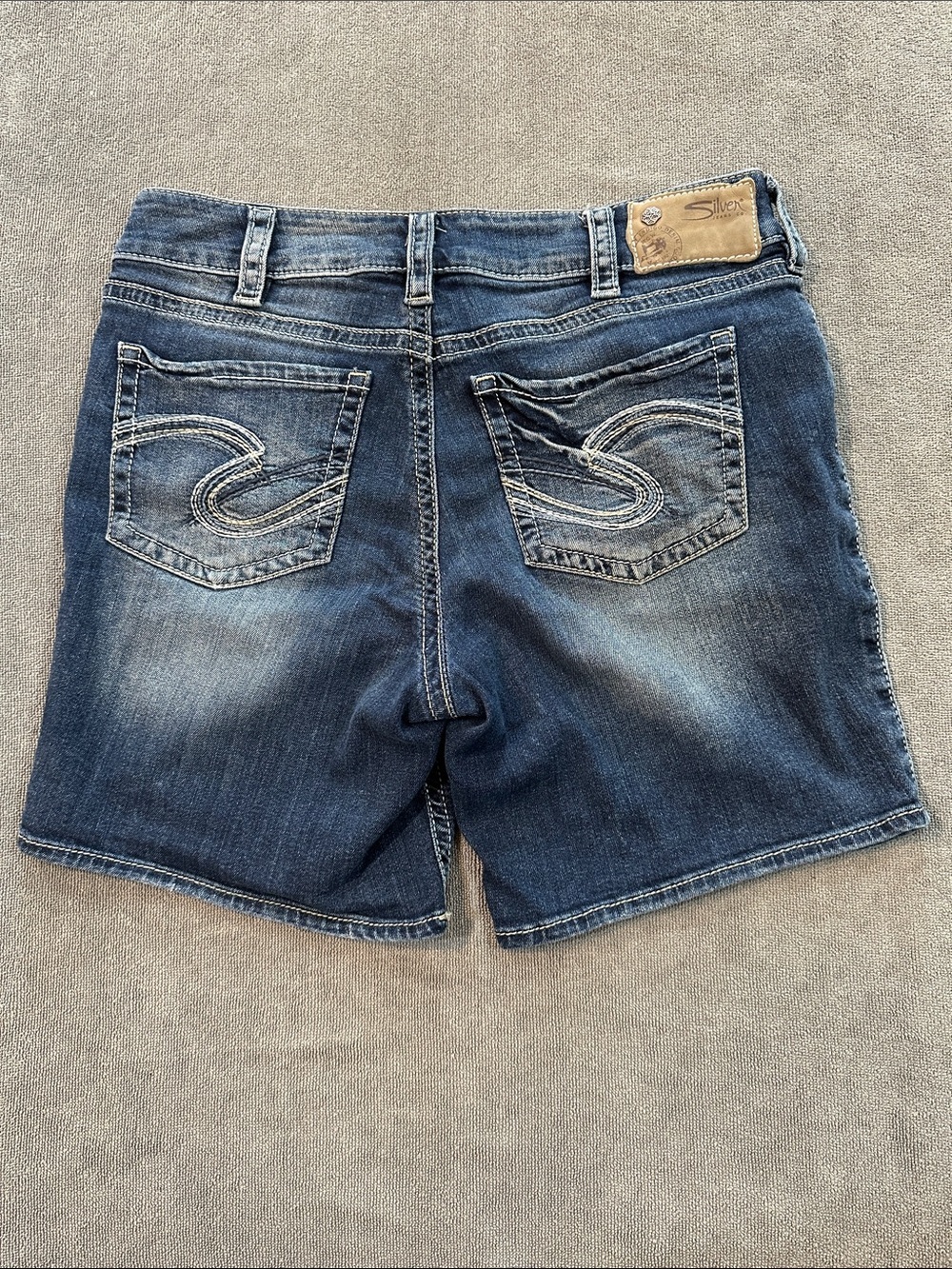 Women’s Silver SUKI Mid Shorts - Size 30